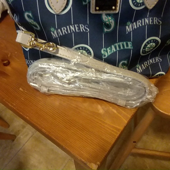 Dooney & Bourke Mariner Ruby Purse - Picture 3 of 3